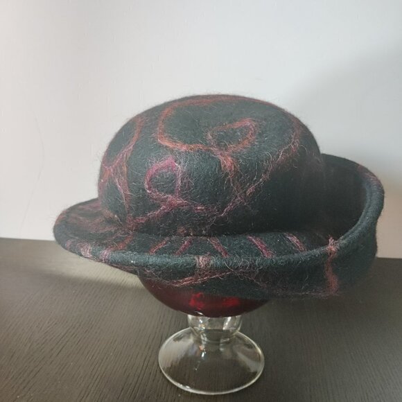 Hat, felt wool by designer Miriam Carter. Black woolen with cranberry accents. M - Picture 6 of 7